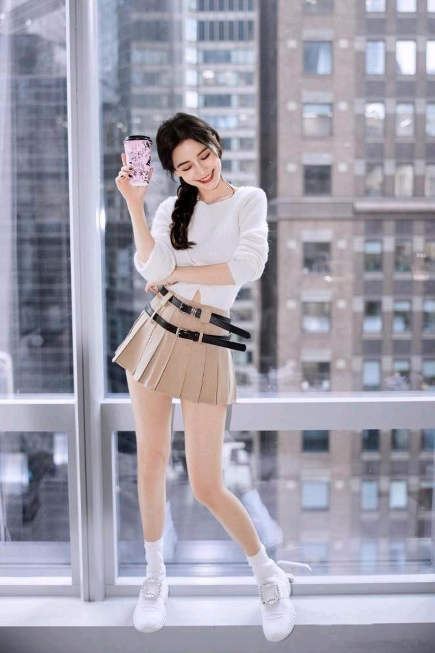 angelababy紧身体恤衫搭配百褶裙,个性时尚,热辣十足. 676767