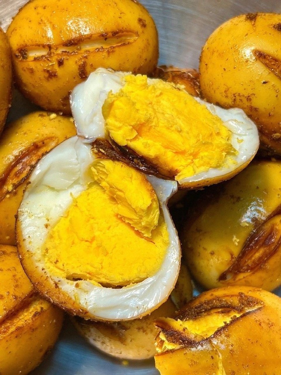 而且,烤鸡蛋的过程也非常有趣,看着鸡蛋在锅中慢慢变熟,感觉时间都