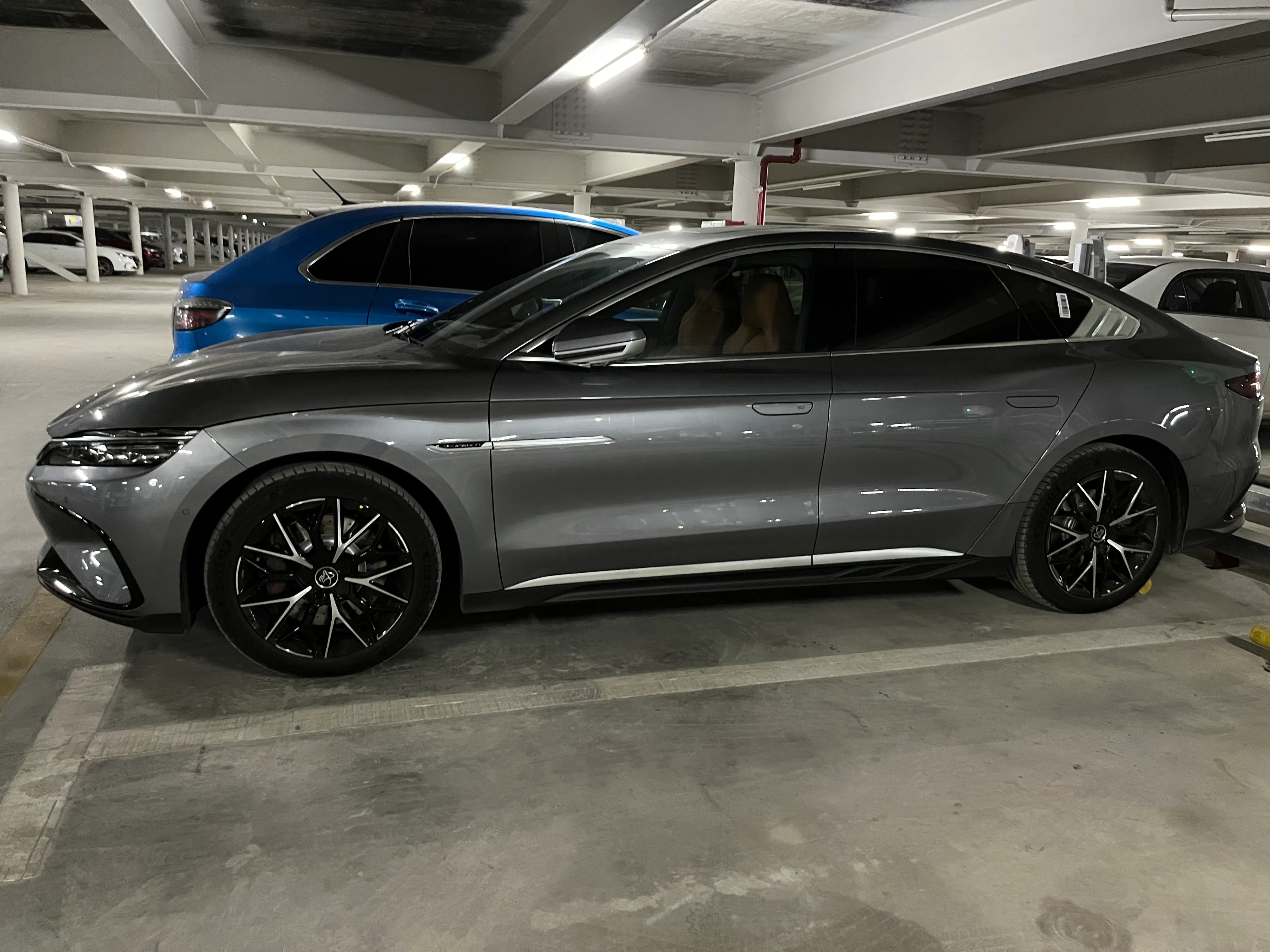 首批比亚迪汉ev实拍,金属灰漆面质 双电机,加速3.9秒,犀利大气