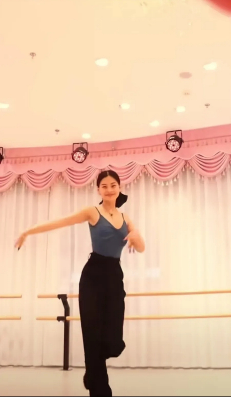 刚刚发抖音. 文文昨天刚回应低学历,与曼曼不合等传闻.今天继续更新.