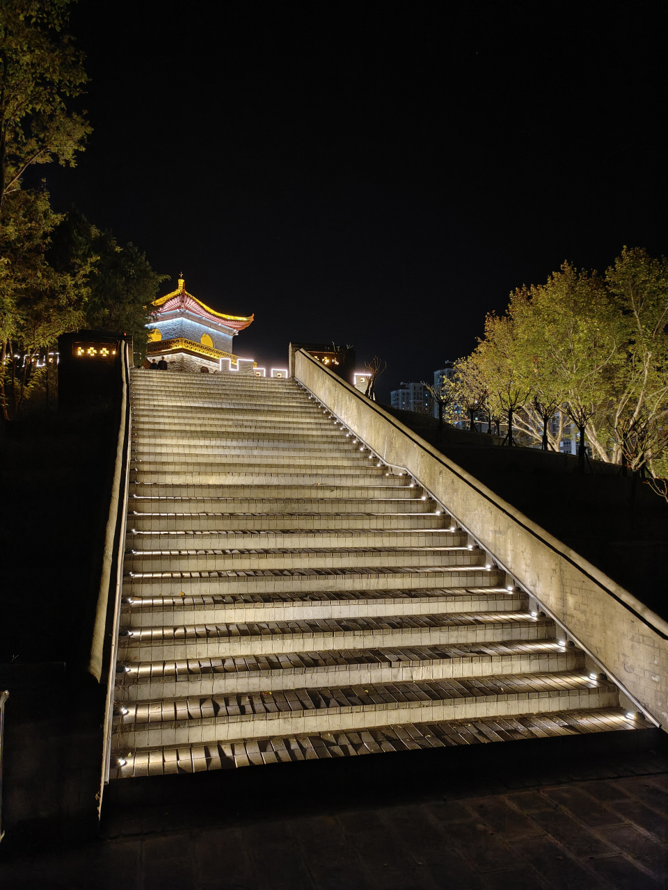 经过3年的封闭施工,安阳三角湖公园以崭新的面貌呈现在大家面前,公园