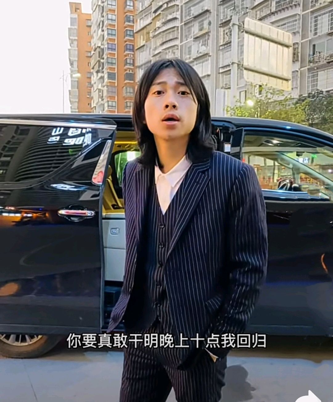 网红林先生打出1亿音浪,回母校捐赠30万,中学生们很崇拜!