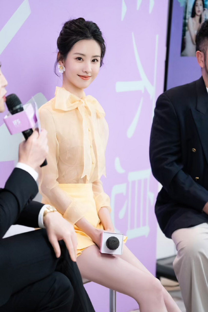 陈都灵的长相偏清秀型,穿一身显黑黄色也压不倒她的肤白,如花似玉