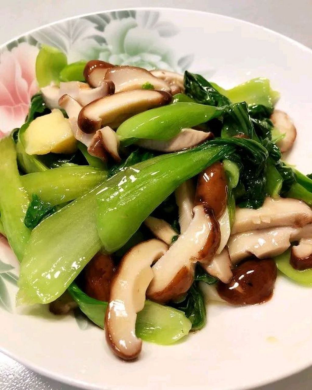 蘑菇炒油菜:健康美味的农家佳肴  蘑菇炒油菜作为一道传统的农家菜,以