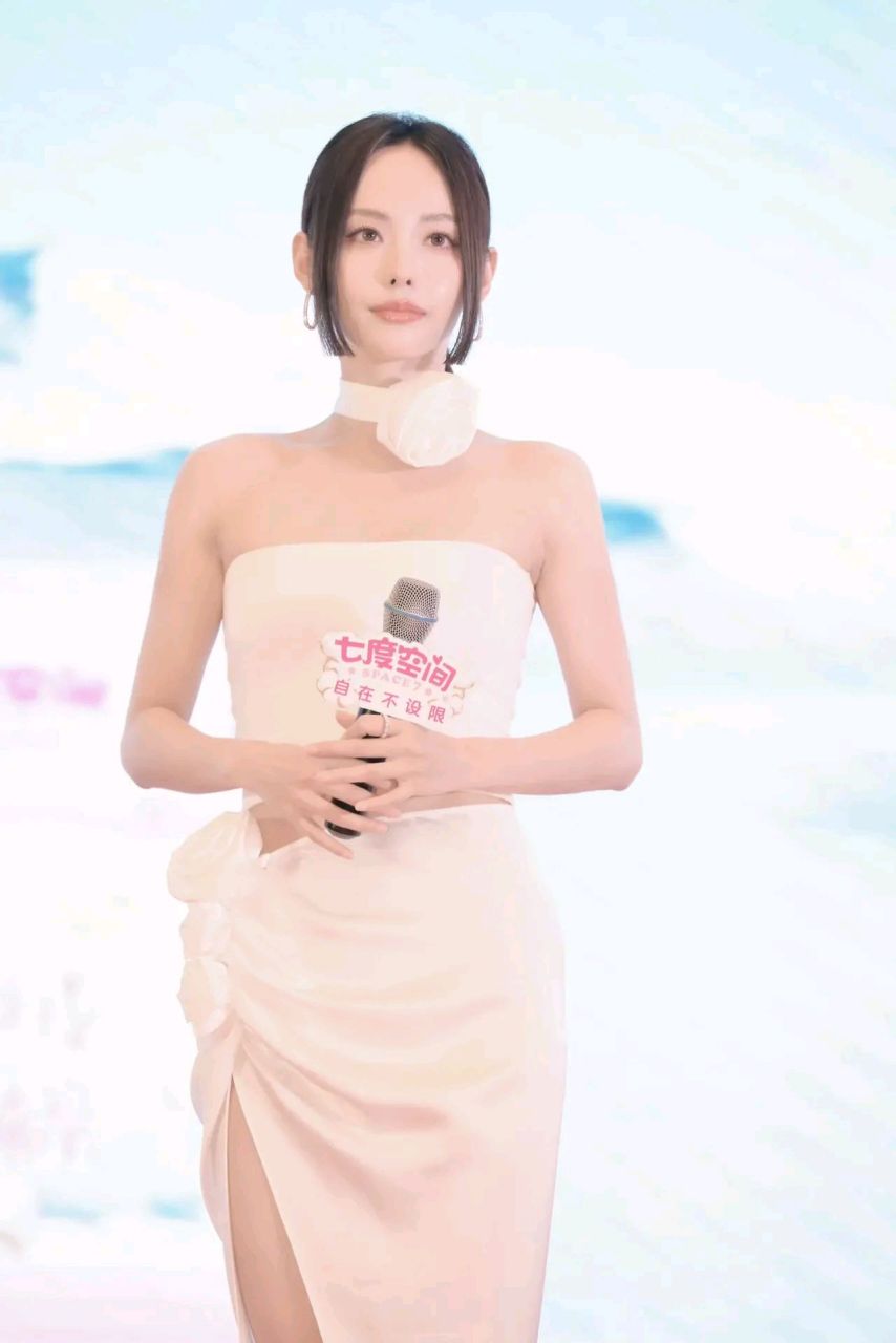 张嘉倪# 张嘉倪参加七度空间活动的造型未免太惊艳了吧!