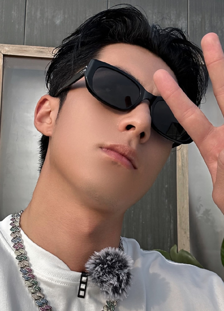 王鹤棣在户外录综艺晒黑了,自拍照明显是小麦色皮肤,连脖子和手都一样