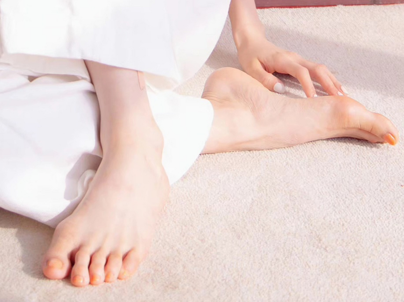 演员吴谨言光脚拍摄写真集,2018年,吴谨言凭借宫斗剧《延禧攻略》获第