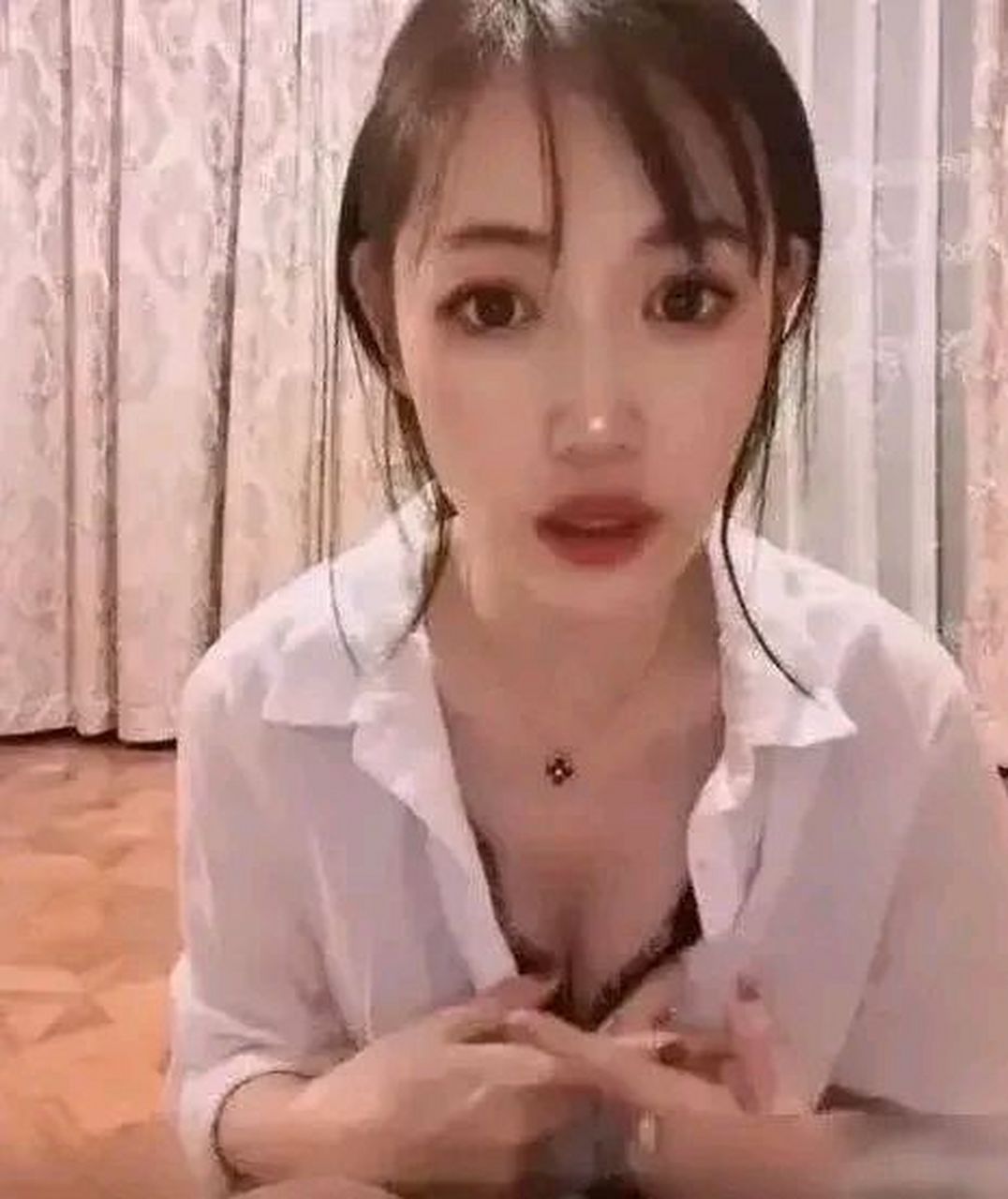 王宝强前妻马蓉直播被骂  直播21分钟就被网友怼下线,在直播间当众解