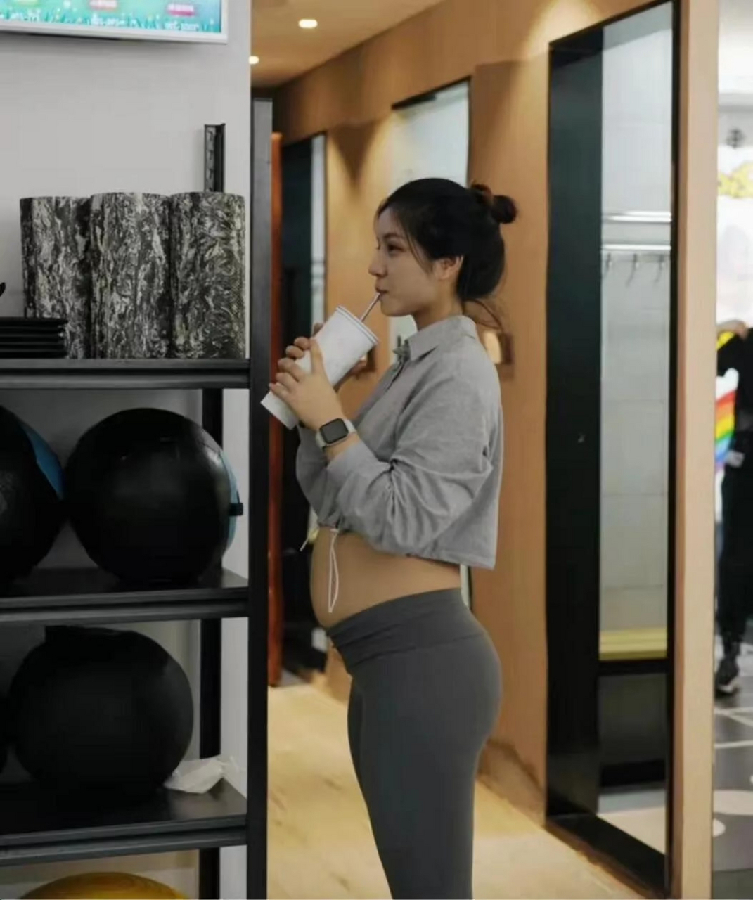 喝奶茶前和喝奶后一对比,发现美女的肚子吃多了也是会圆鼓鼓的