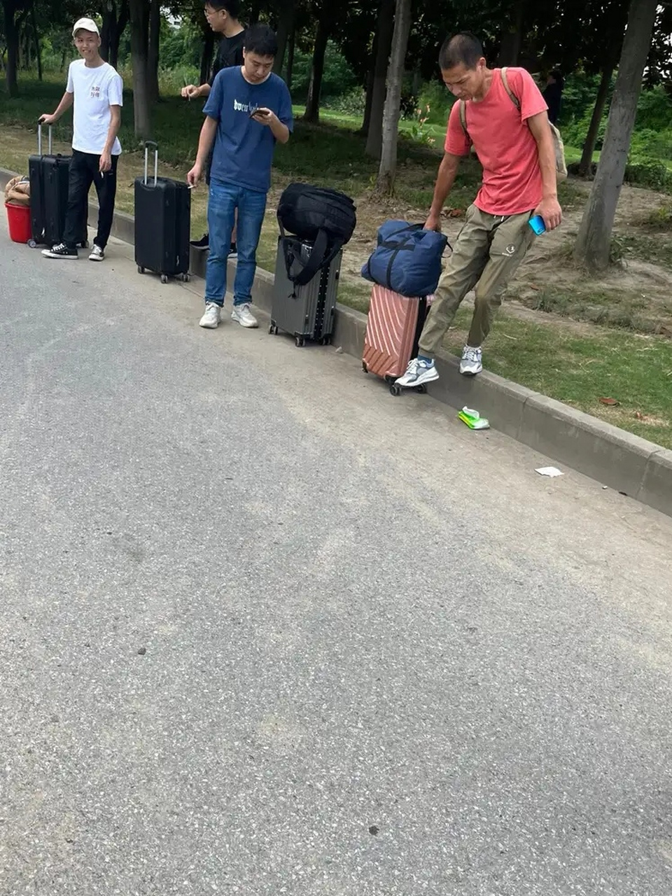三和大神又跑路了,从深圳跑去昆山,体检完发了厂牌又跑回深圳,等于是