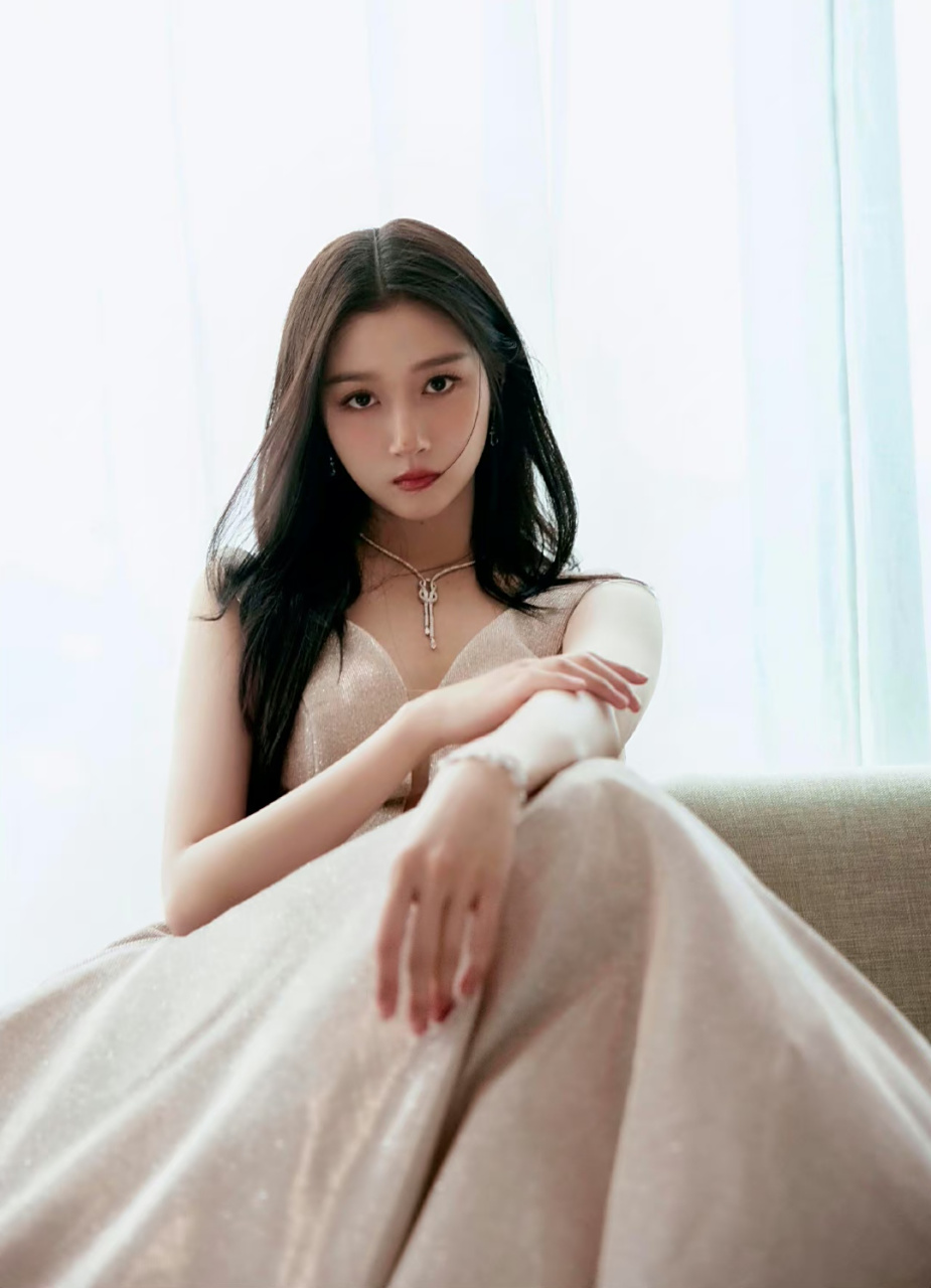 关晓彤# 一袭香槟金色深v礼裙,甜美清纯的容颜,纤瘦高挑的身材,白皙