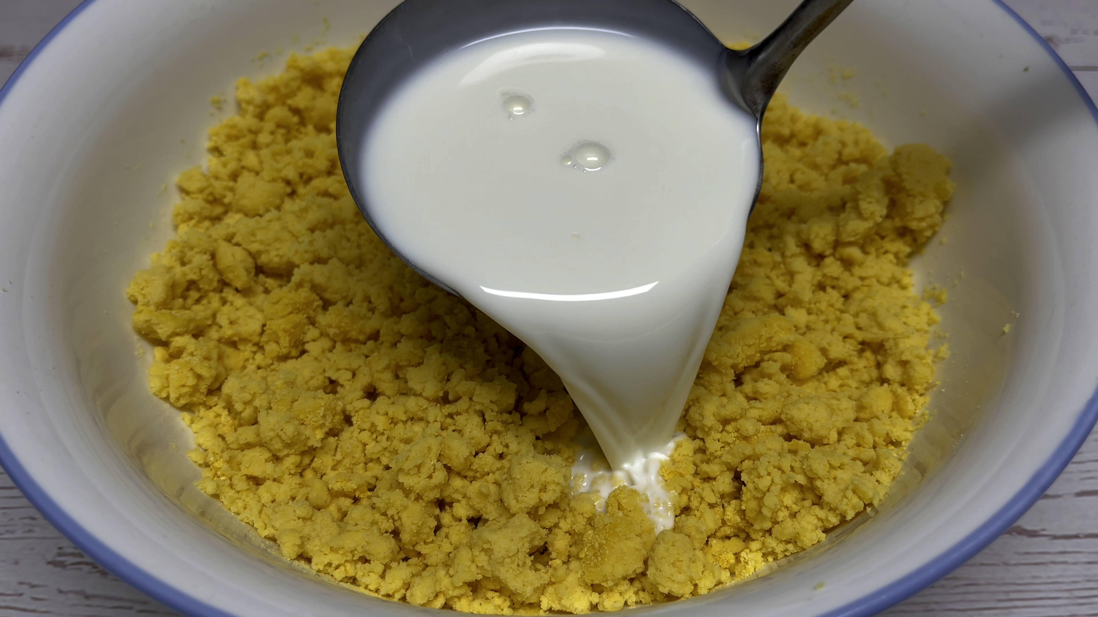 3勺玉米面1勺牛奶搅一搅，竟然做出柔软香甜的早餐饼，2分钟学会