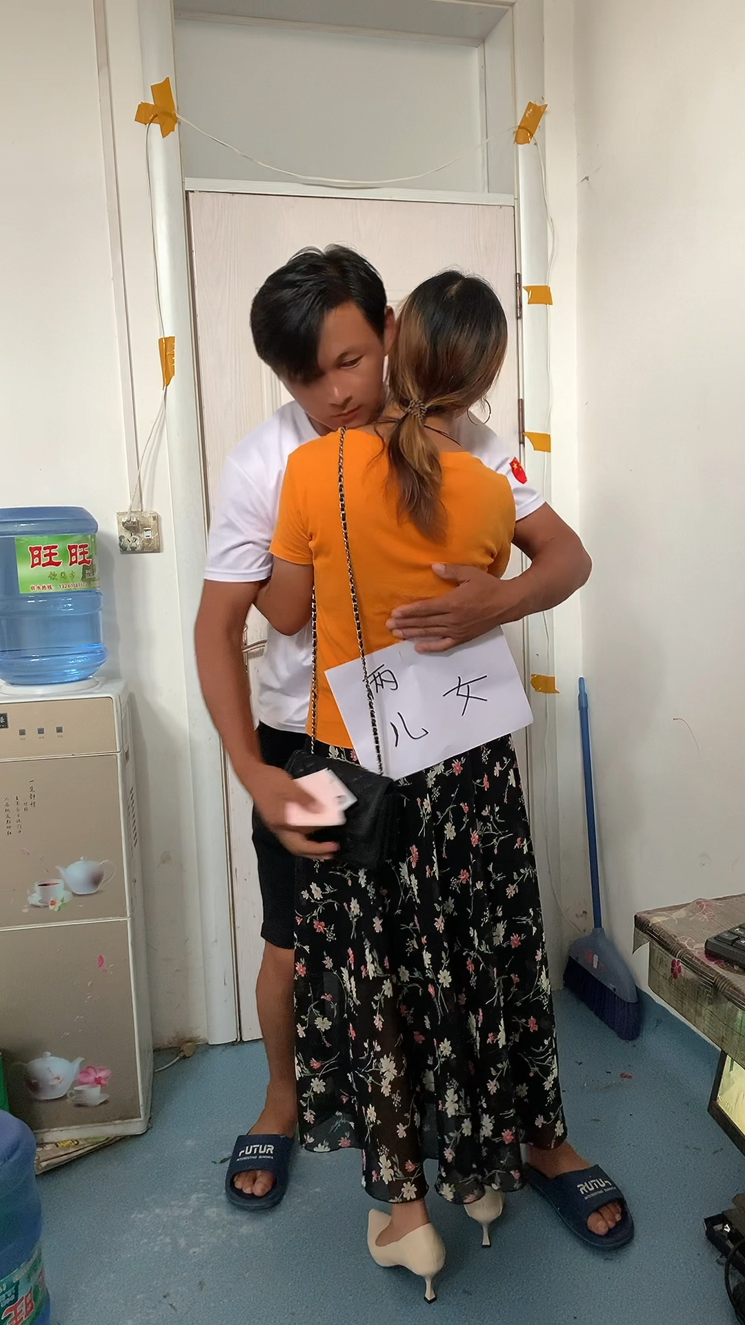 老婆参加同学聚会,这么漂亮的老婆出门我实在不放心,这样放心多了.