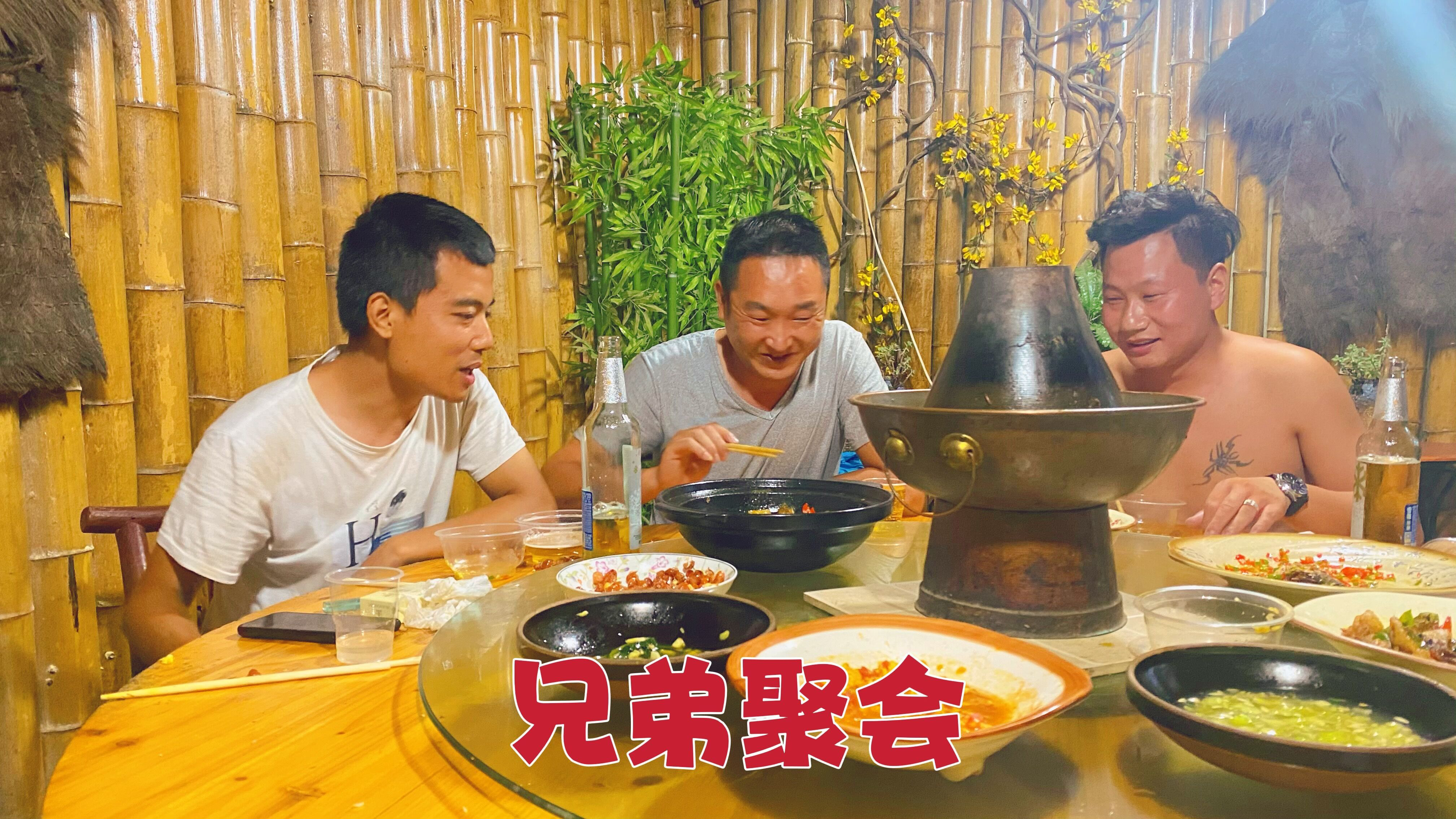 兄弟们来家里玩,做一桌简单的家常菜,大哥直接搞醉了