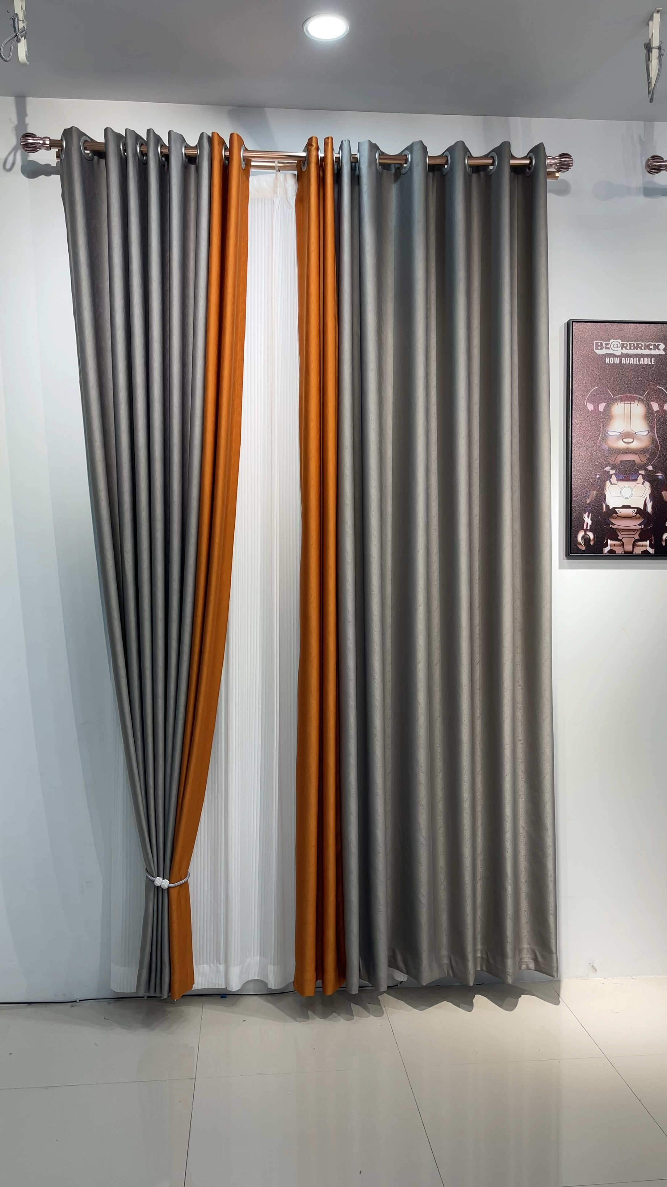 一款主灰色和橙色相拼的百搭窗帘.