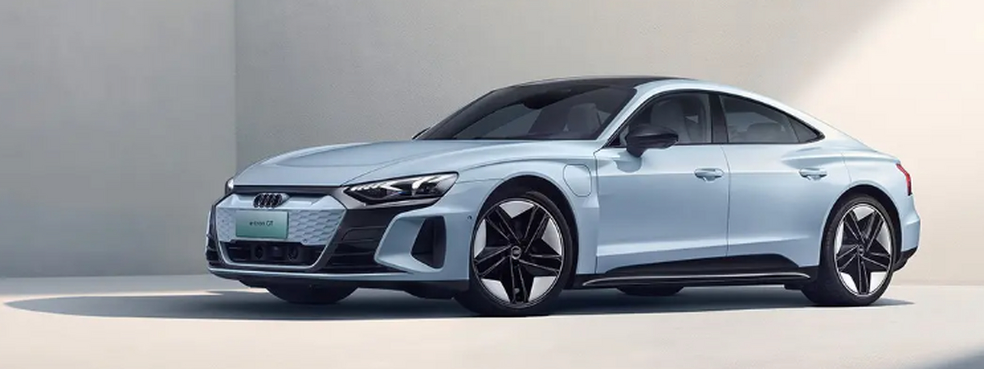 98 万起  7 月 5 日,奥迪纯电轿跑 e-tron gt 首发版开启预售,预售