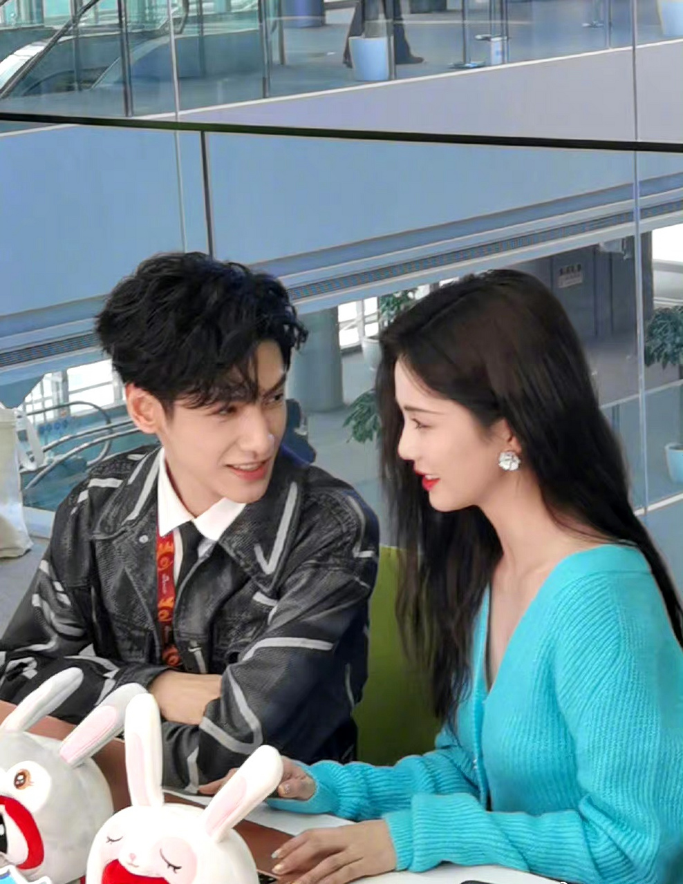 罗云熙白鹿长月烬明新浪扫楼 天哪,罗云熙与白鹿互动好甜啊,两人一