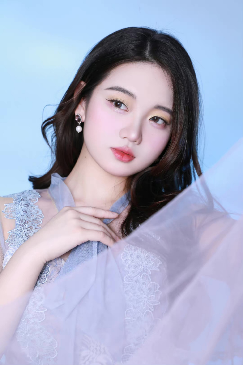 一抹胭脂色,半面桃花妆,撩人开运当属粉粉嫩嫩桃花面,用妆容小心机