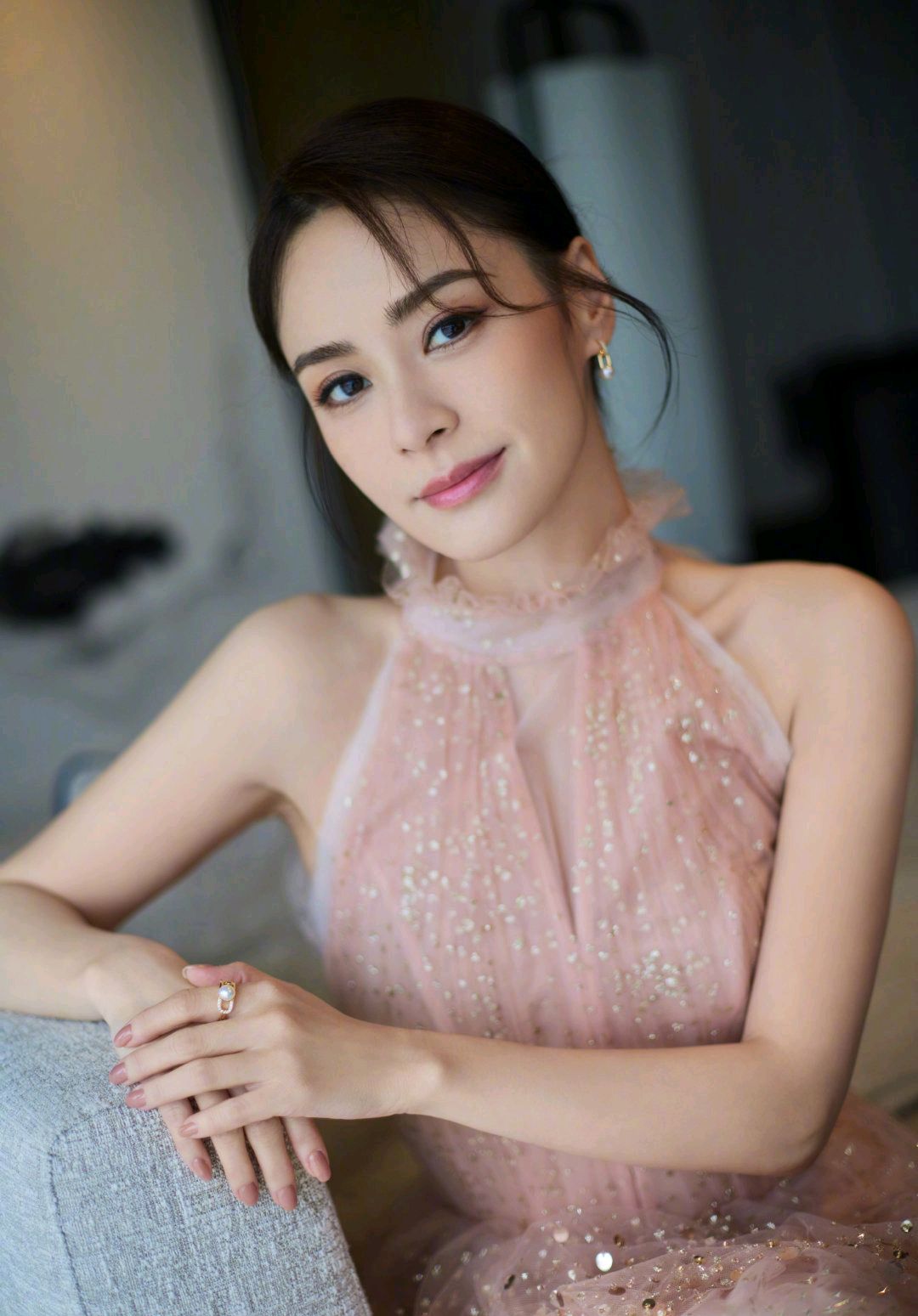 钟欣潼身穿香槟色礼服,尽显知性温婉,礼服采用了无袖的设计,还凸显出