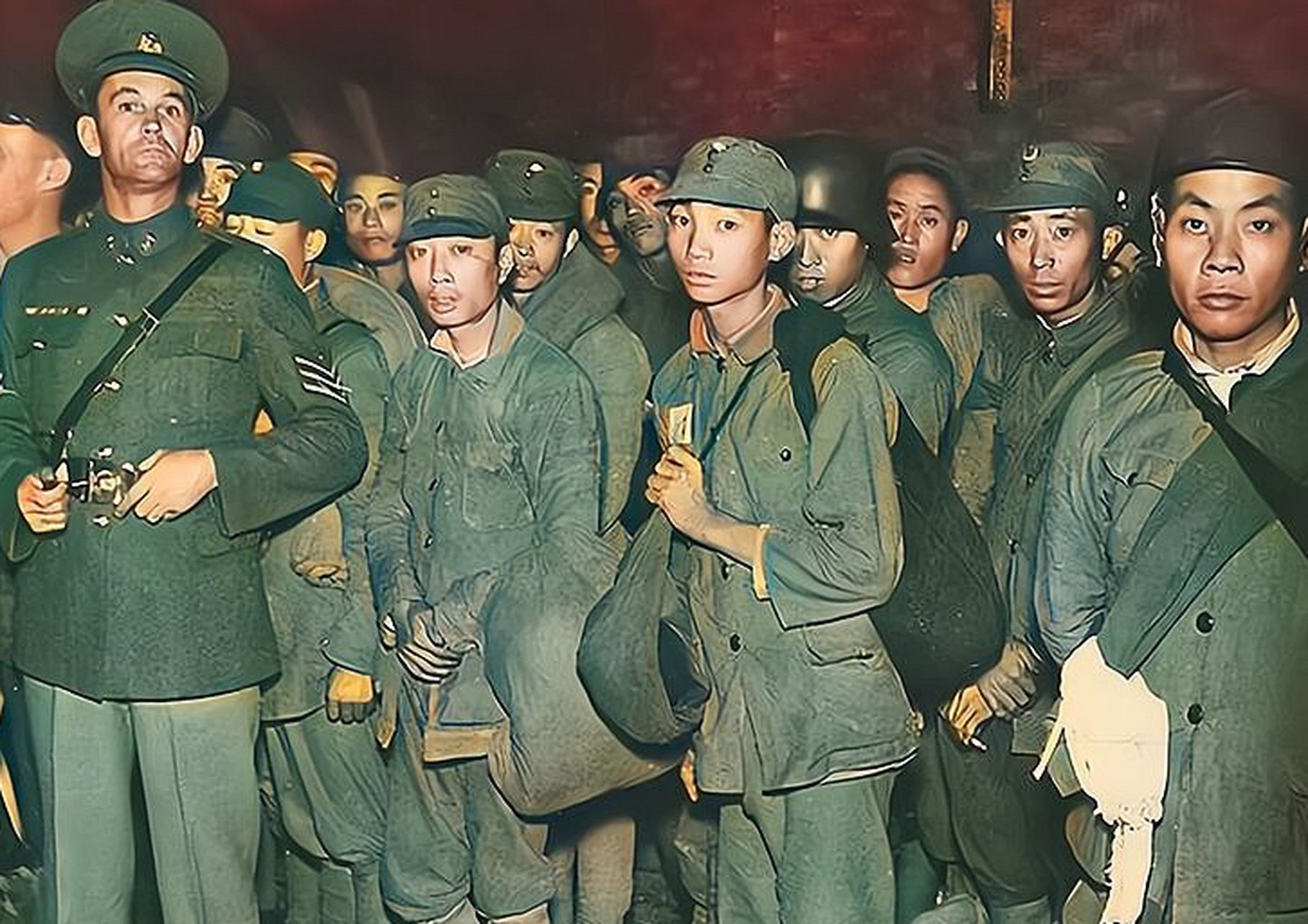 1937年10月,上海,"八百壮士"即将退入英租界的照片,虽然对外一直宣传"