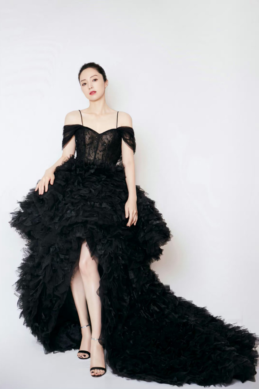 董璇# 一袭黑色吊带拖尾裙,雪肤玉貌的容颜,高贵冷艳,窈窕曼妙的傲人