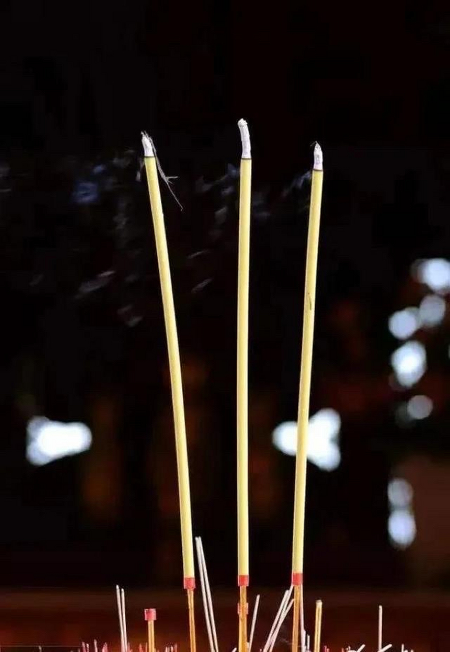 我点高香敬神明,抵我心中意难平,神前不缺三柱香,人生何止万种愁,再是