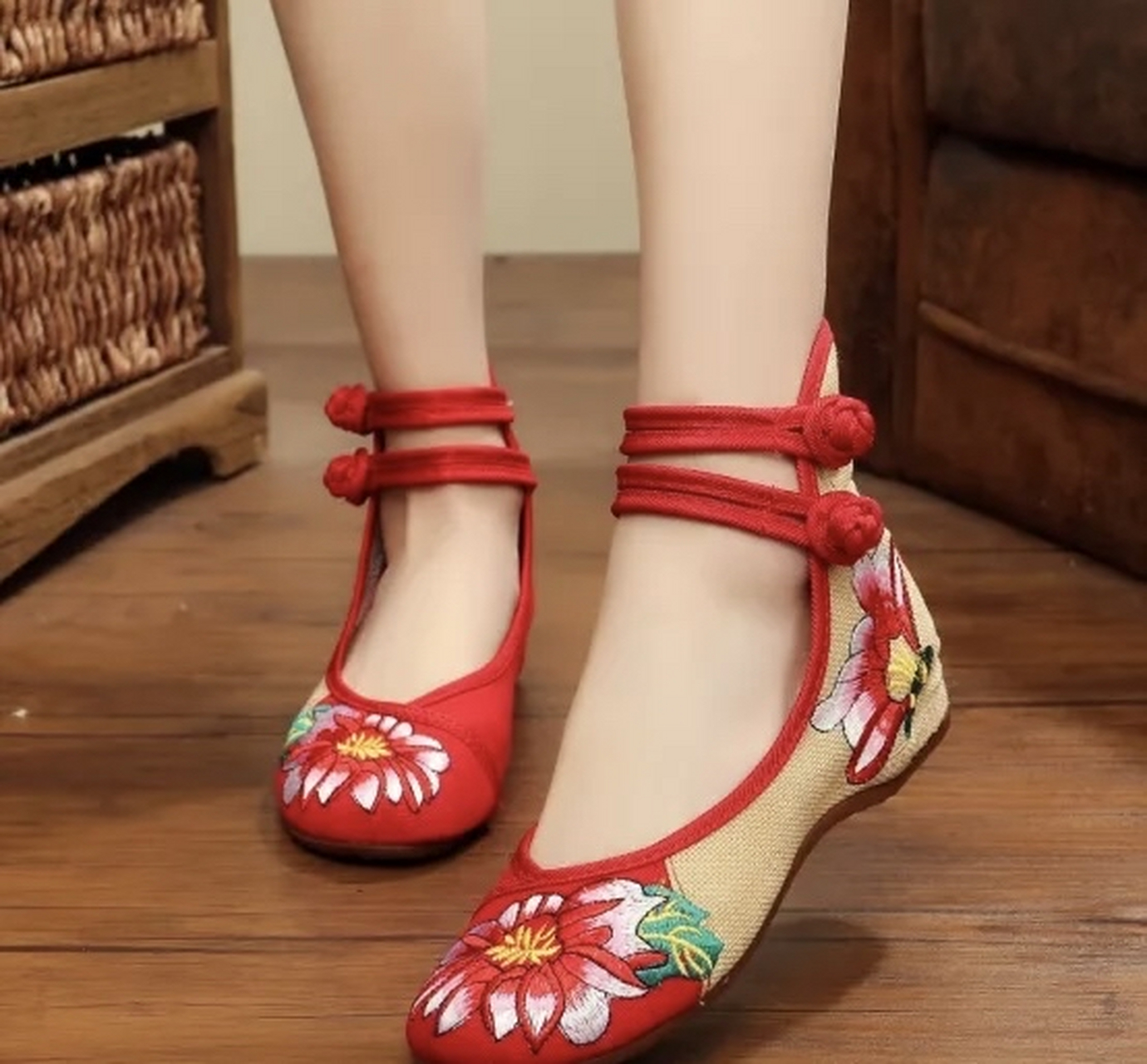 宋朝末年的金钩绣鞋——一种独特的精美鞋履 02 前言:在中国历史上