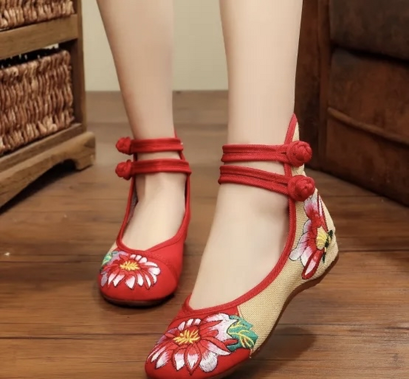 宋朝末年的金钩绣鞋——一种独特的精美鞋履 02