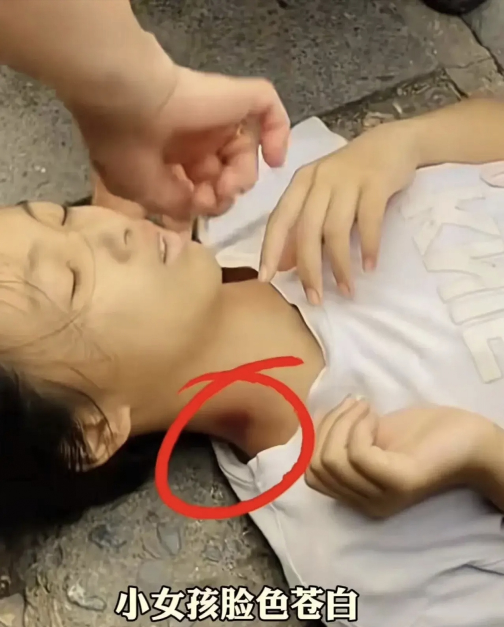 "近日重庆,一个小女孩中暑晕倒了,却没人敢扶!