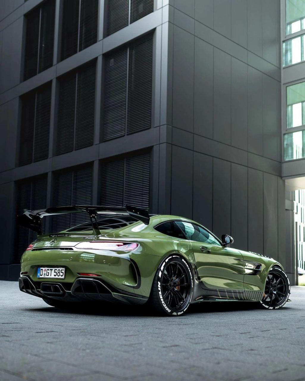 奔驰amg gtr是德国豪华汽车制造商奔驰生产的一款高性能跑车,于2016年