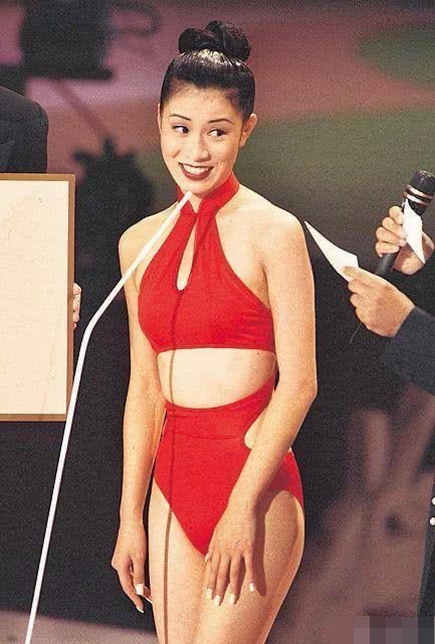 瓜圈女星写真大赏# 余诗曼罕见20年前泳装照,青涩间带着几分性感.