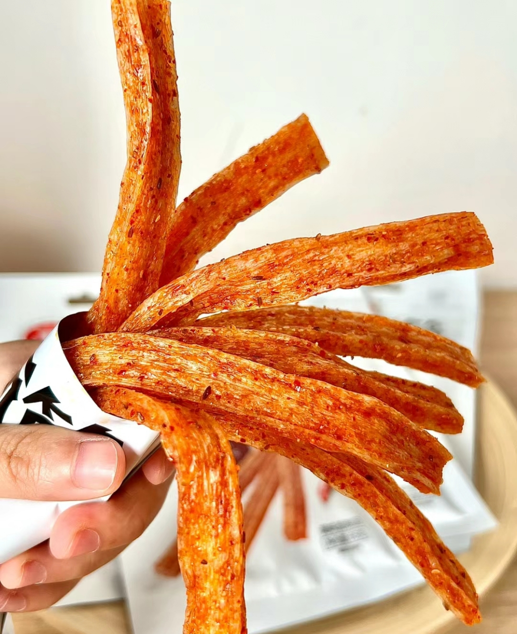 卫龙辣条大面筋——让你重温儿时的记忆  作为一名零食控,我尝试过无