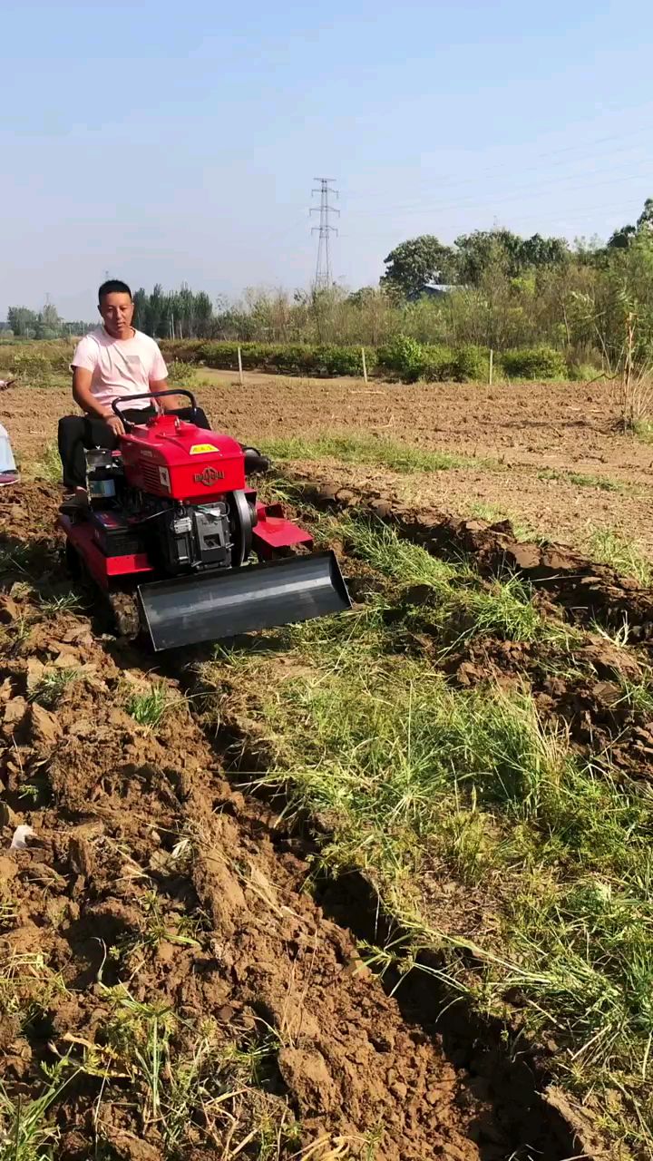 多功能履带拖拉机小型耕地机-度小视