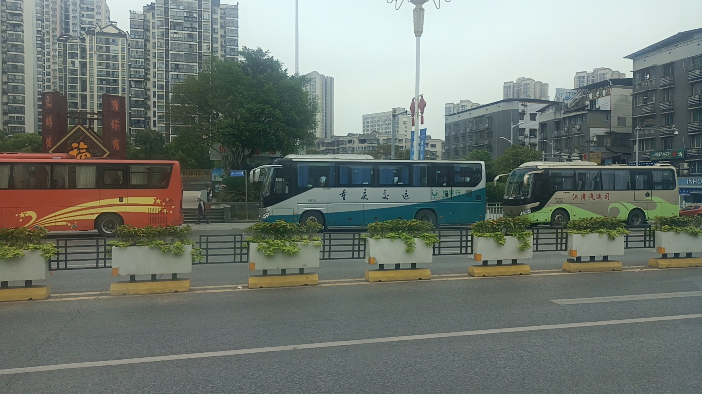 停在一排的大巴车,分别是帅乡运输公司,重庆交运,江津汽运司,江津的