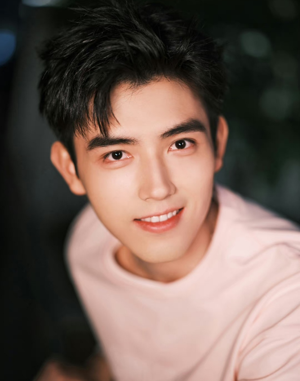 陈飞宇工作室晒活动帅照,感情风波后不影响正常工作,看陈飞宇拍照还在