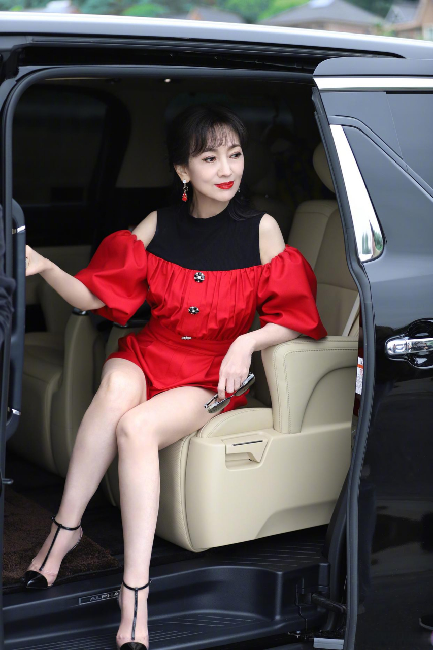 赵雅芝都七十岁了,还动不动就露大腿,虽然体态比同龄人年轻,但还是