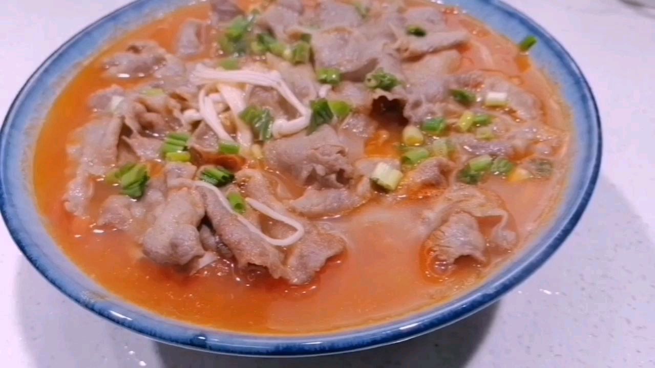 酸汤肥牛,完全用番茄熬制的酸汤,不仅口感更棒,而且营养更丰富