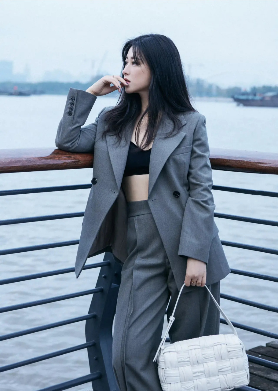 朱珠曾在采访时说:"我以前一直以为我是正常人里面偏瘦的体型,结果