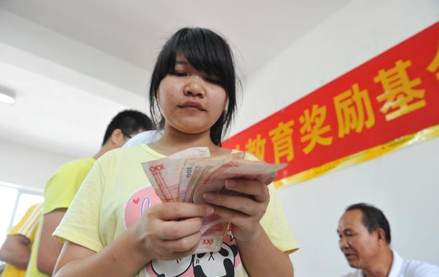 防止大学贫困生炫富,贫困生补助和低保都是兜底,别帮错人