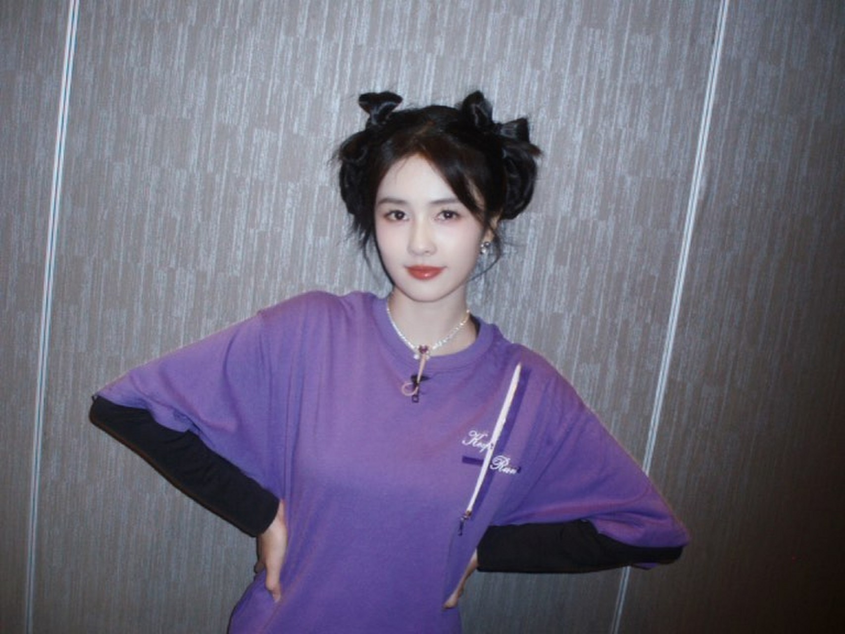 白鹿这麻花辫真的太可爱了. 说是18岁也不过分吧. 身材也非常苗条.