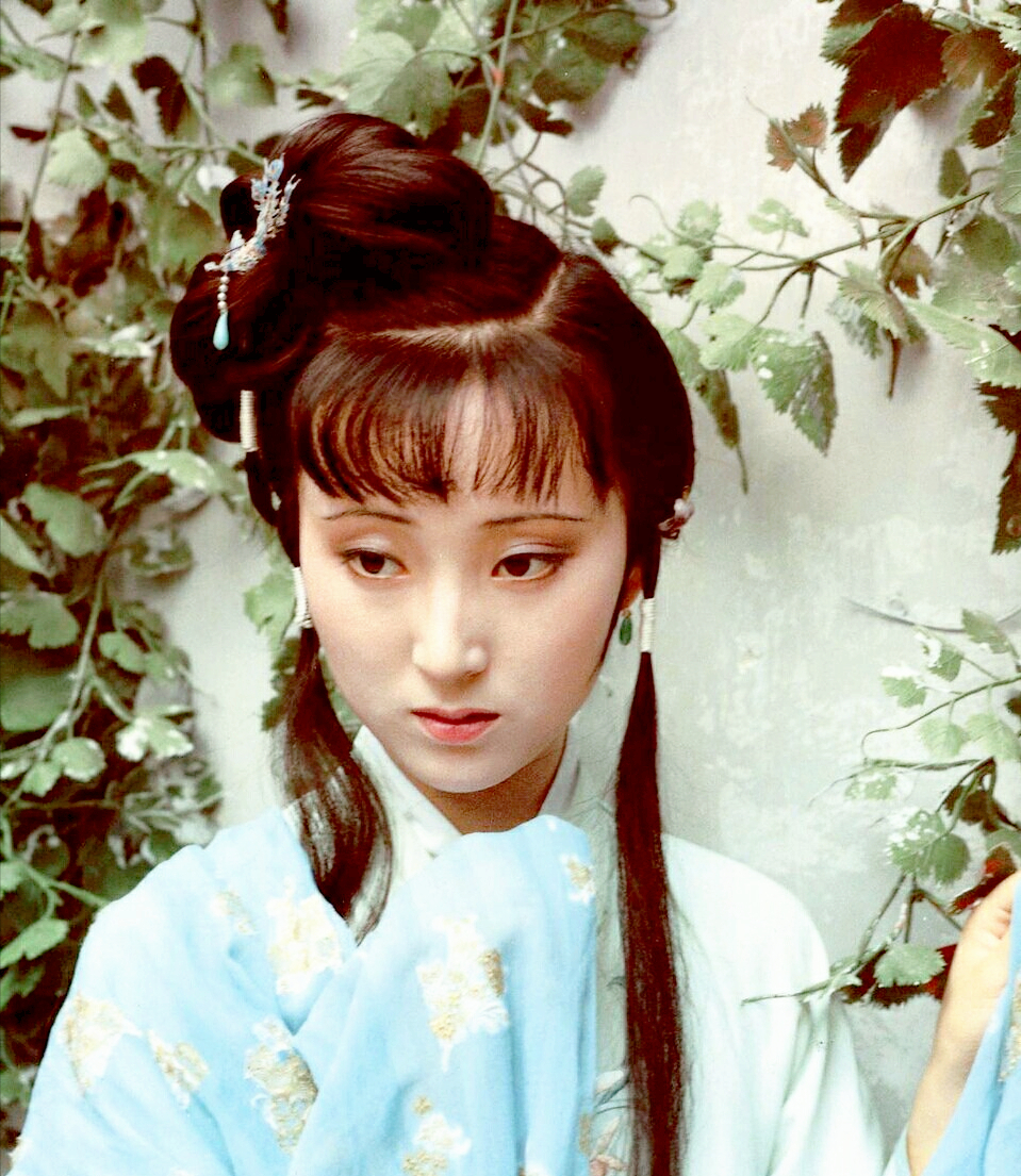 有人说,陈晓旭的一生,大概就是现代版的"林黛玉",从她还在母亲肚子里 