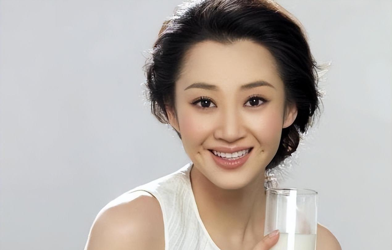 从出道开始,许晴走的微胖路线,天生婴儿肥还带着一对梨涡,一双眼睛满