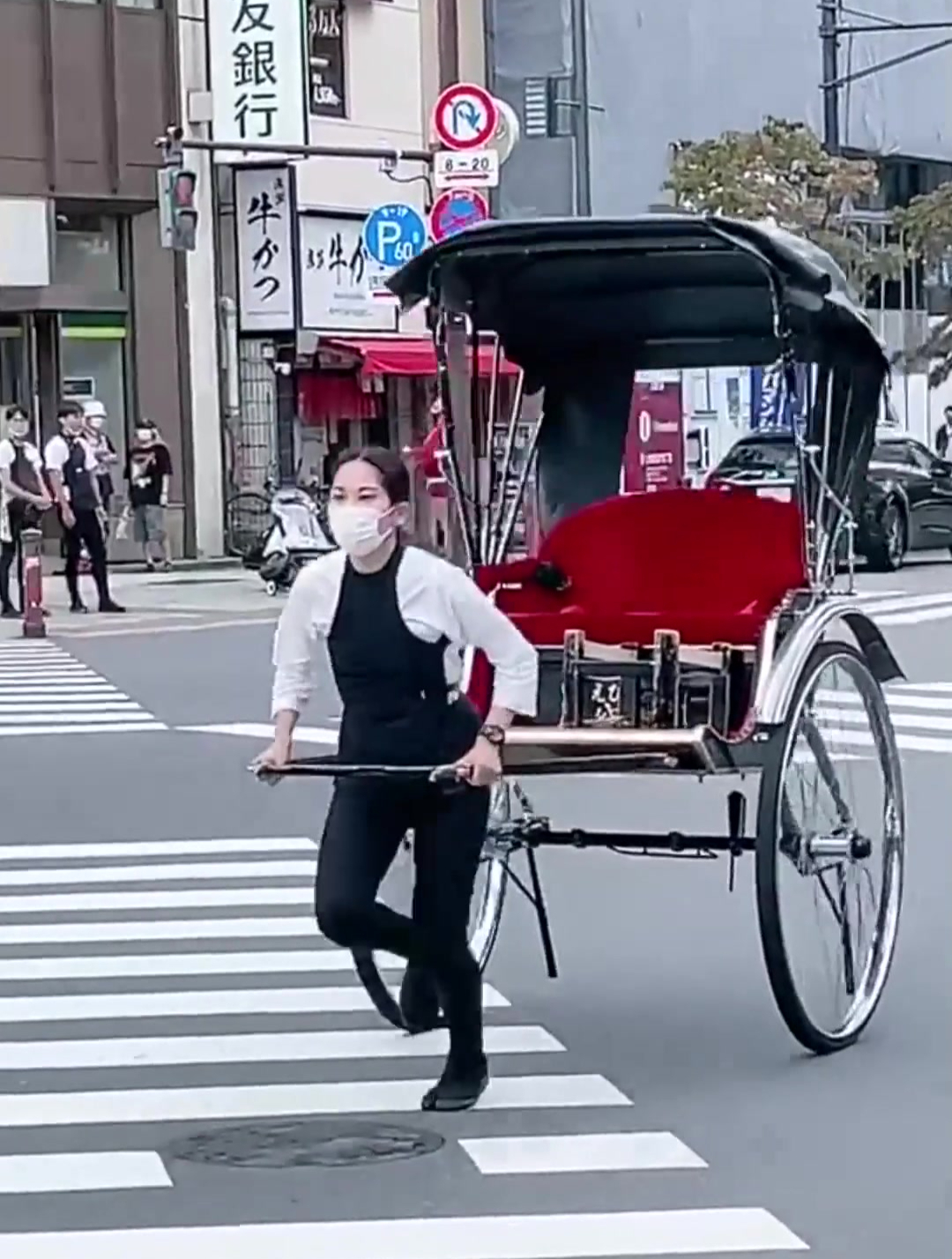 日本人力车站点拉车女孩,街上冷冷清清,根本没有乘客!