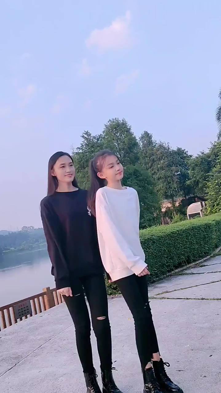 宋小睿和妈妈一起跳舞,怪不得又瘦又高,随妈妈基因-度小视