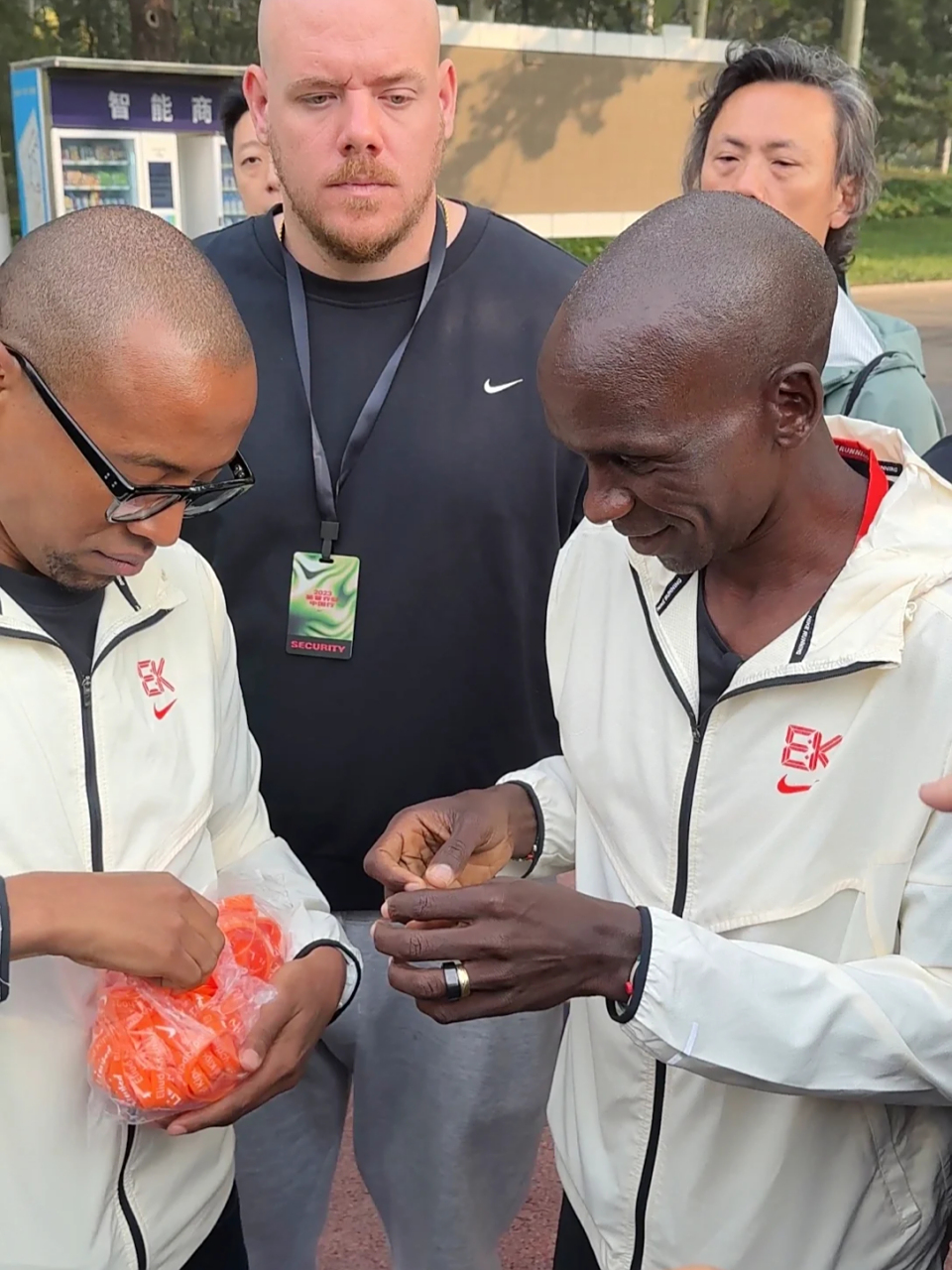 基普乔格亲手把手环给我了  我真的是太激动了 这么久没白等乔爷人真