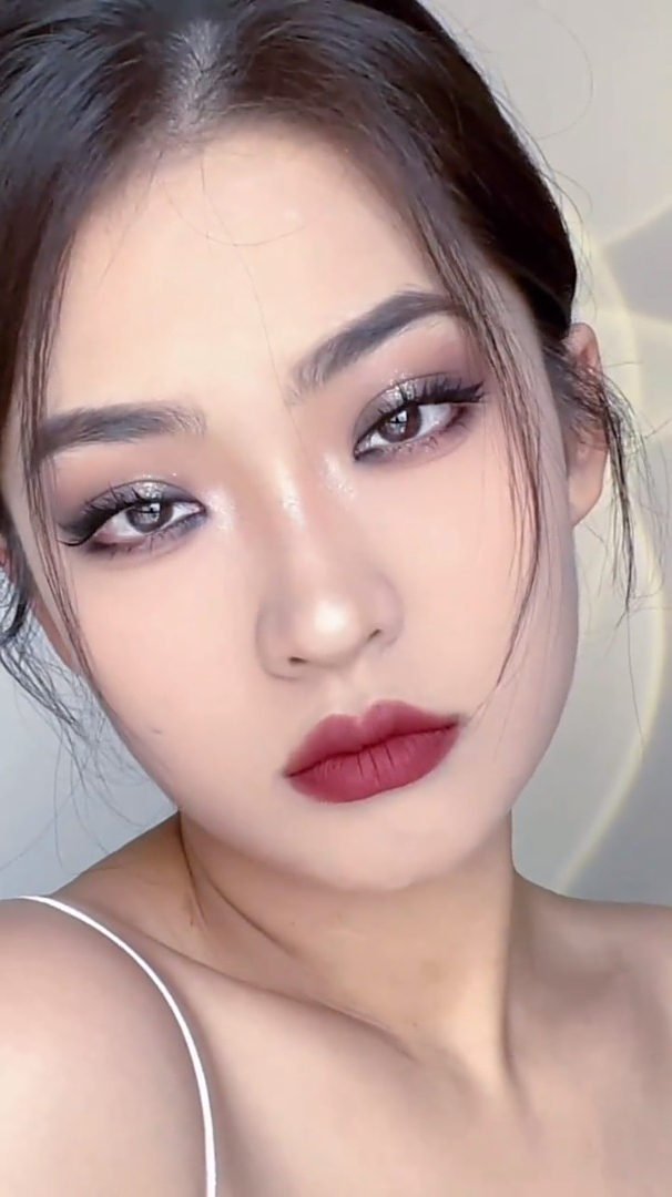 黑金配色很富贵美式复古小烟熏妆容