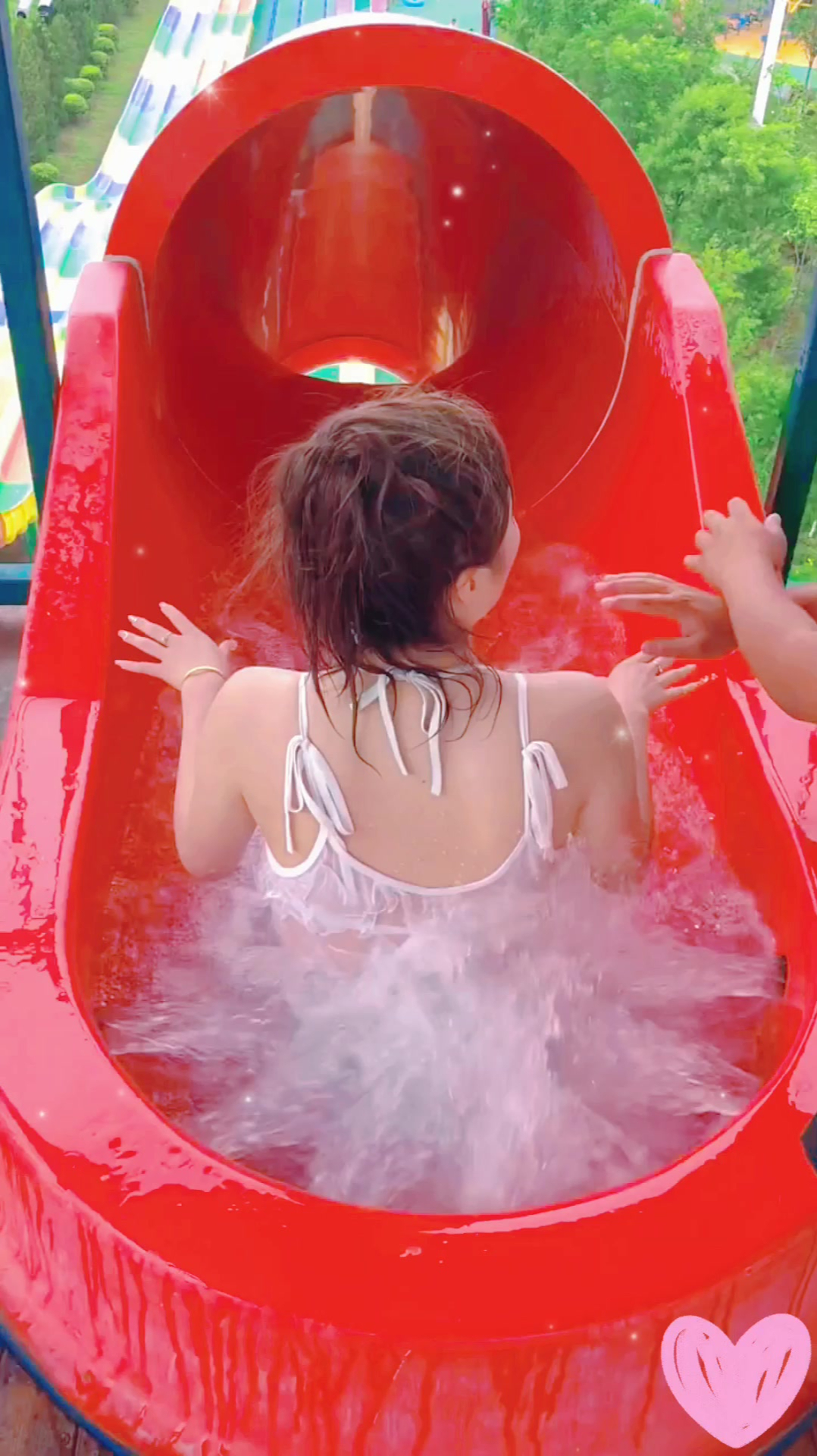 水上乐园偶遇泳装美女,胆子太大了丝毫不害怕,真是自愧不如!