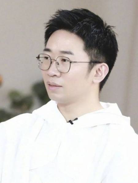 对于综艺一哥杨迪来说,一生中最重要的两个人,一是他妈二是谢娜-度小