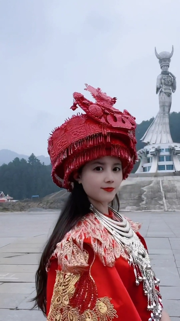 她与太阳分手,与月亮私奔.苗族女神仰阿莎的传说