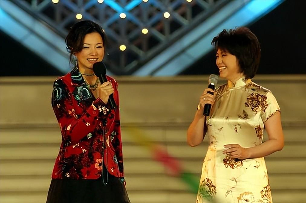 回顾事实证明消失的央视一姐董卿已经走上另一条大道